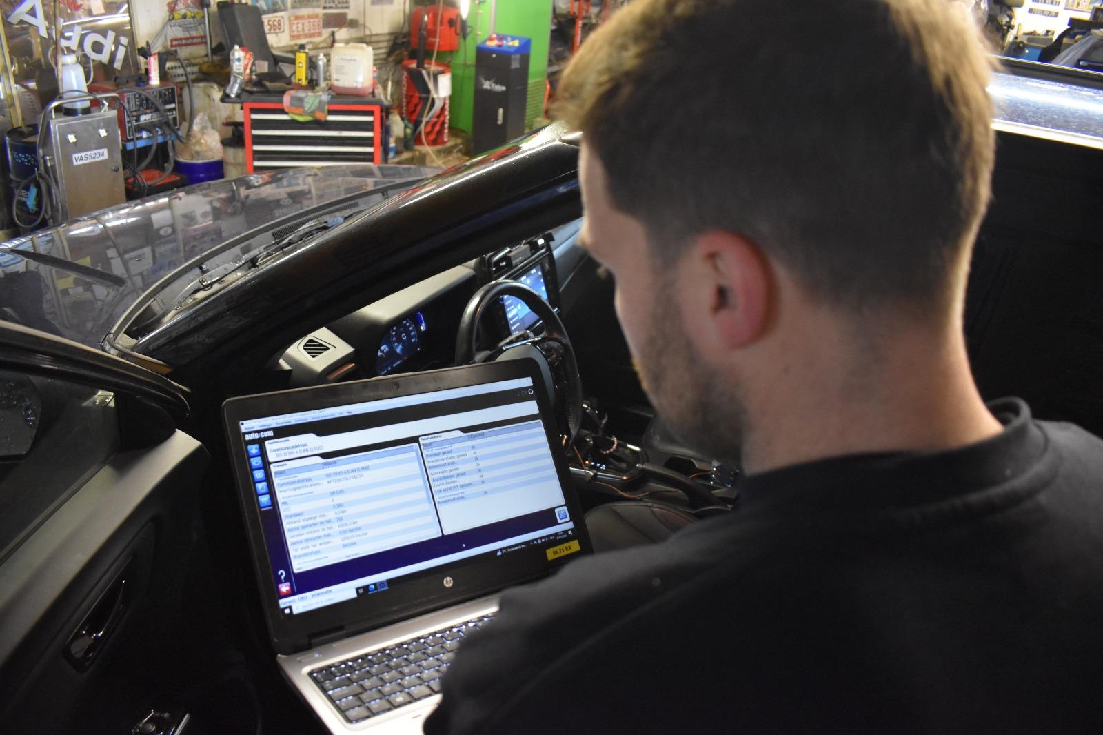 Wagen wordt uitgelezen met diagnosesoftware op de laptop