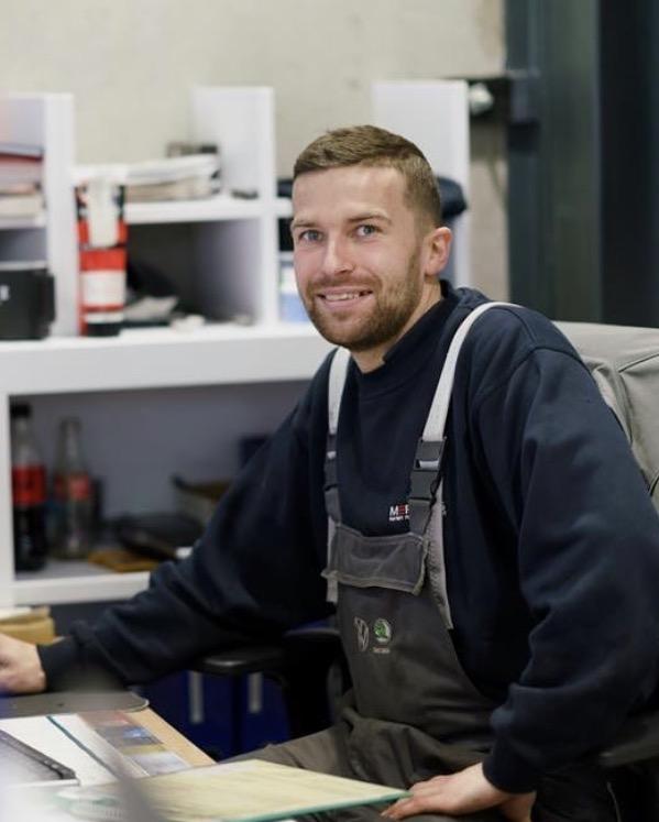 Mathias aan het bureau in de werkplaats